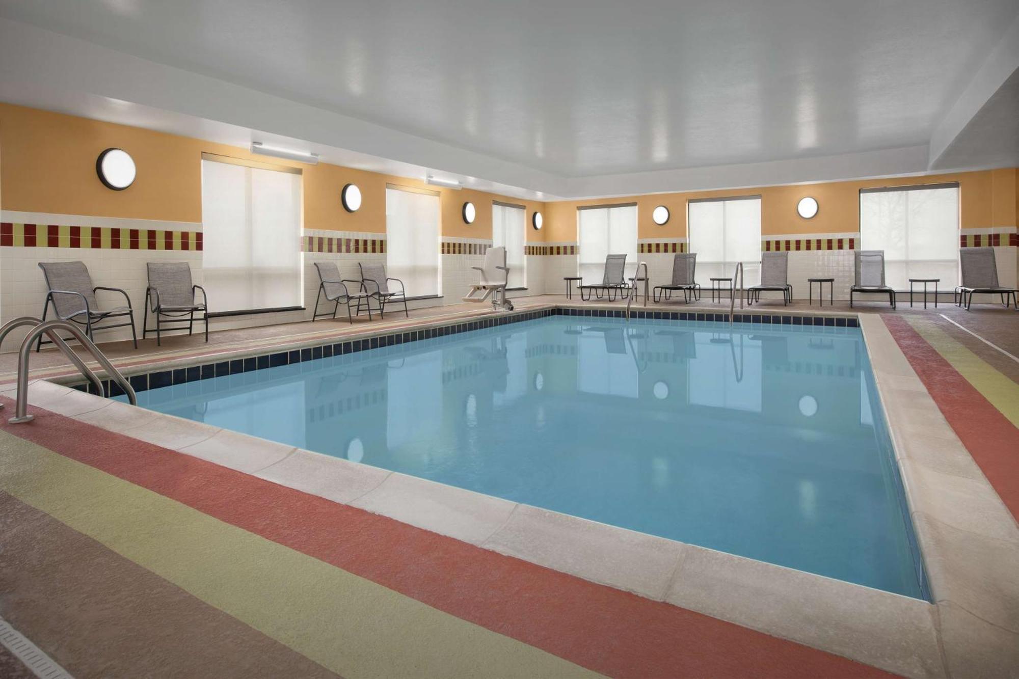 Hampton Inn Yorkville Exteriör bild